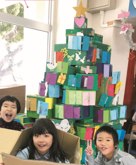 完成したびっクリスマスツリーと子供たち