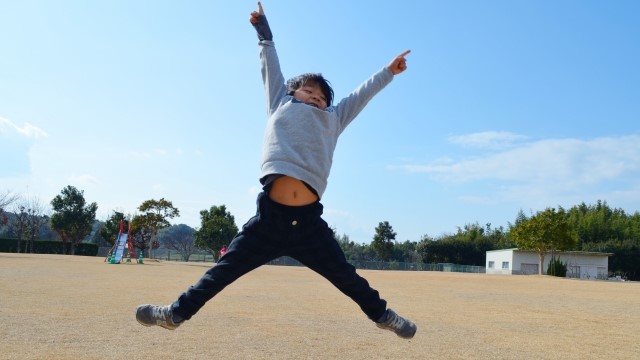 ジャンプする子供