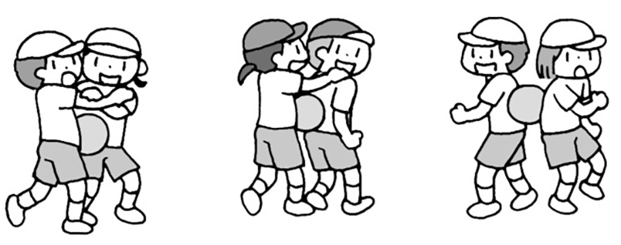ペアやグループでボールを運ぶ