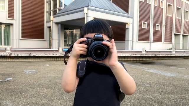 写真を撮影する子供