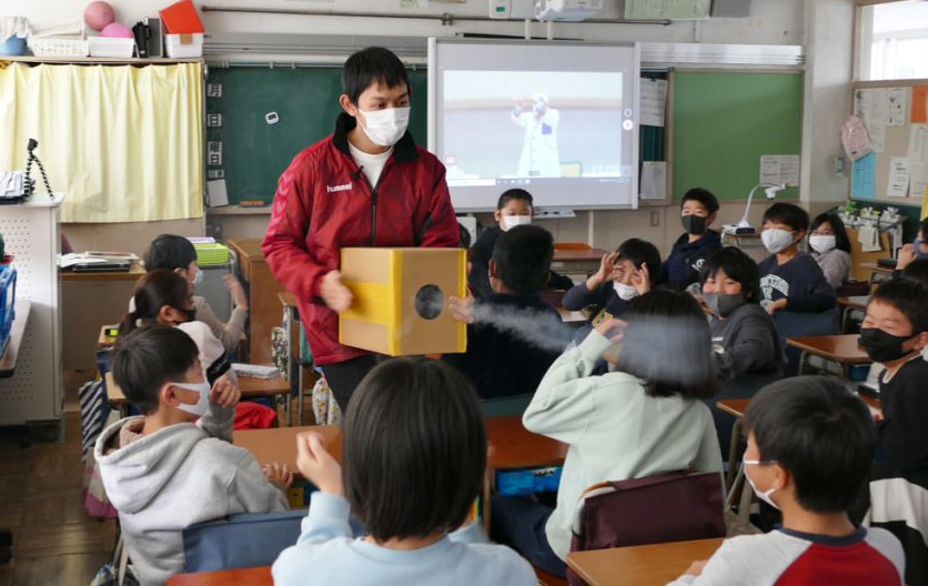 チャーリー西村さんのサイエンスショーを遠隔授業でやってみた