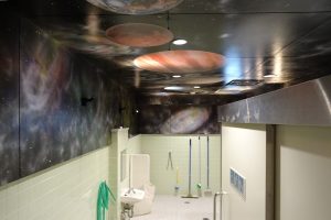 高学年男子トイレは「宇宙を感じるトイレ」。