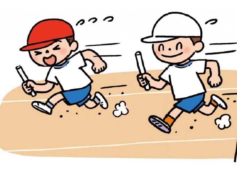 春の運動会でリレーをする子供