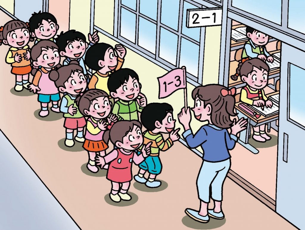 学校散歩で２年生の教室を見学する子供たち