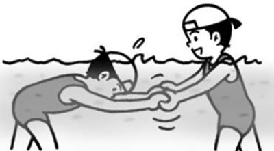 水中を歩きながら仲間に息継ぎのタイミングを助言してもらう練習