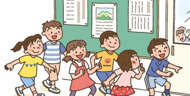 隣の学級に気付かれないように、音を立てずに廊下を歩く子供たち