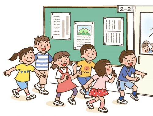 隣の学級に気付かれないように、音を立てずに廊下を歩く子供たち