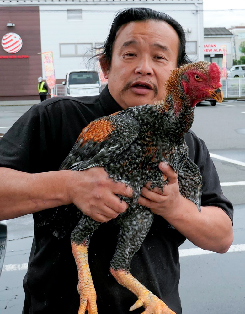 ニワトリを抱えるパンク町田さん