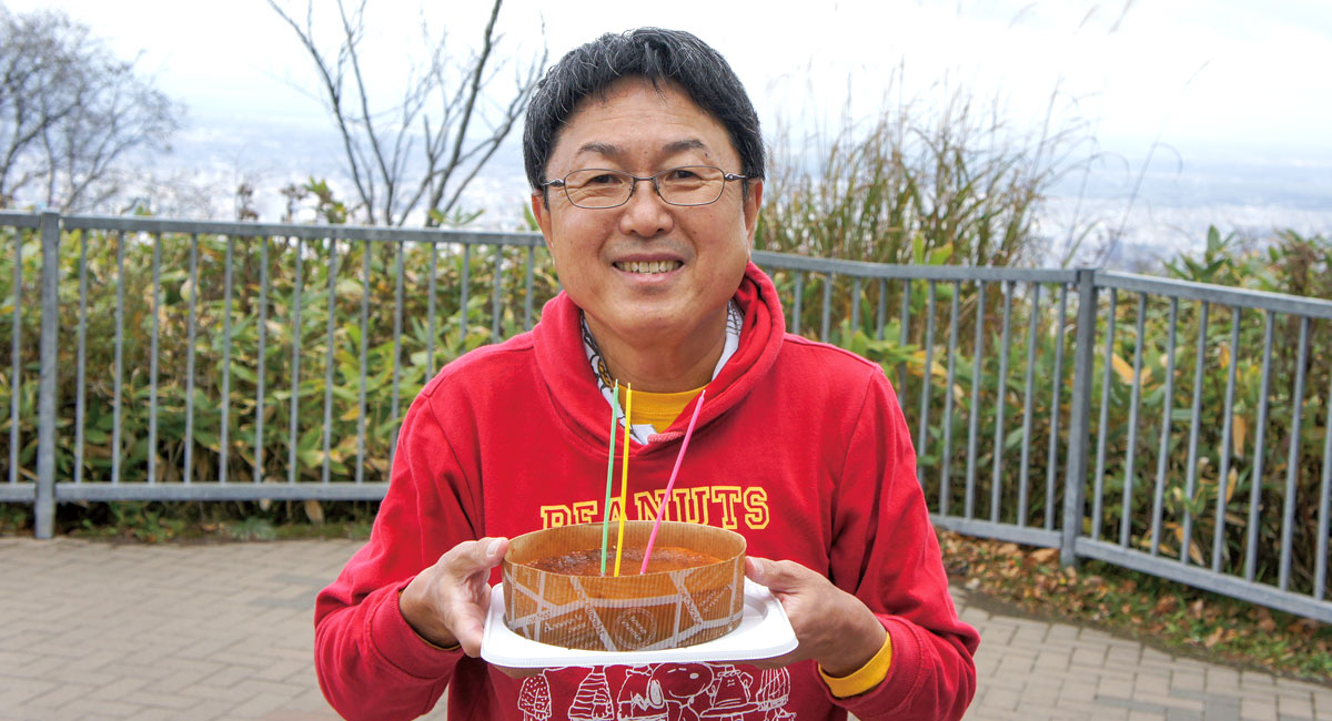子ども達からの「サプライズのお誕生日ケーキ」を持つ小泉先生