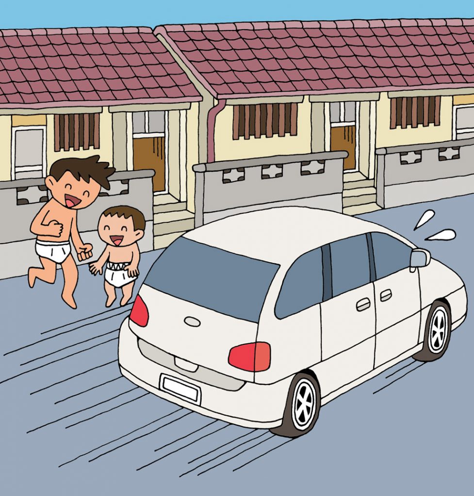 古い長屋住宅の前の路上で、パンツ一丁で遊ぶ少年二人。すぐ横を車が走り過ぎていく。
