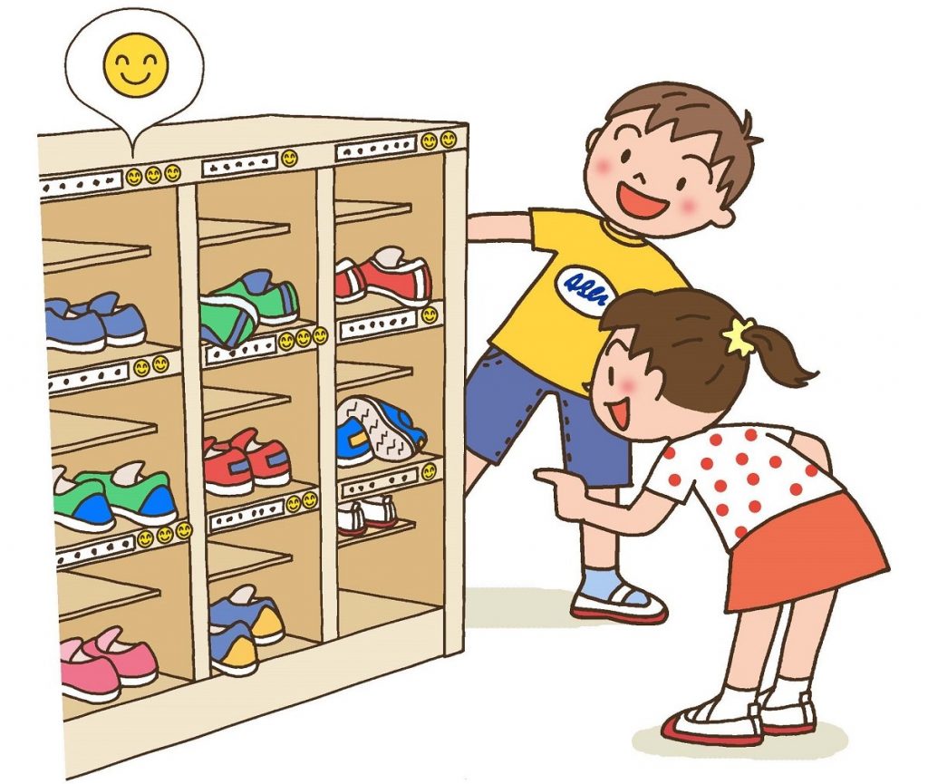 下駄箱に靴をきれいに入れた子供には「ニコニコ」シールを貼る実践。