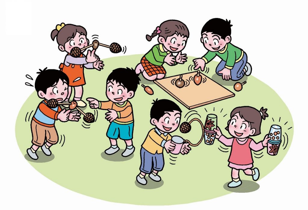 自分たちで作ったどんぐりごま、やじろべえ、マラカス、けん玉で遊ぶ子供たち。