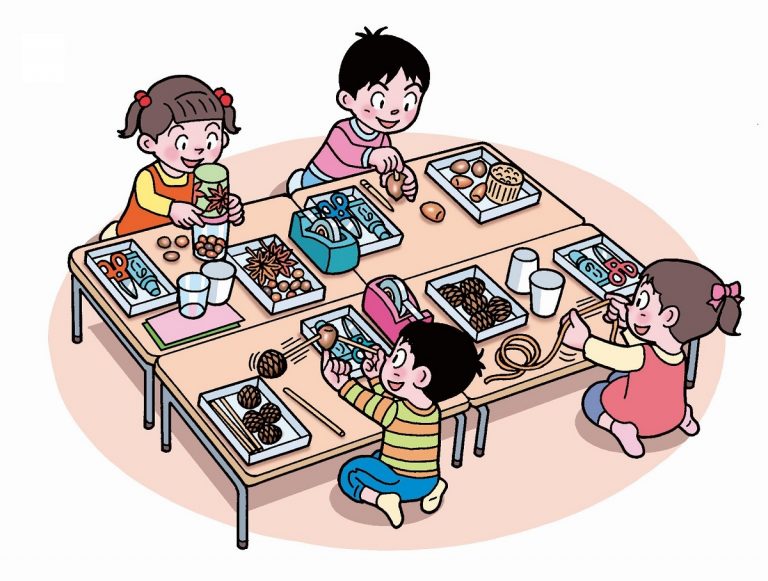 どんぐりごま、やじろべえ、松ぼっくりのけん玉、マラカスを作る子供たち。