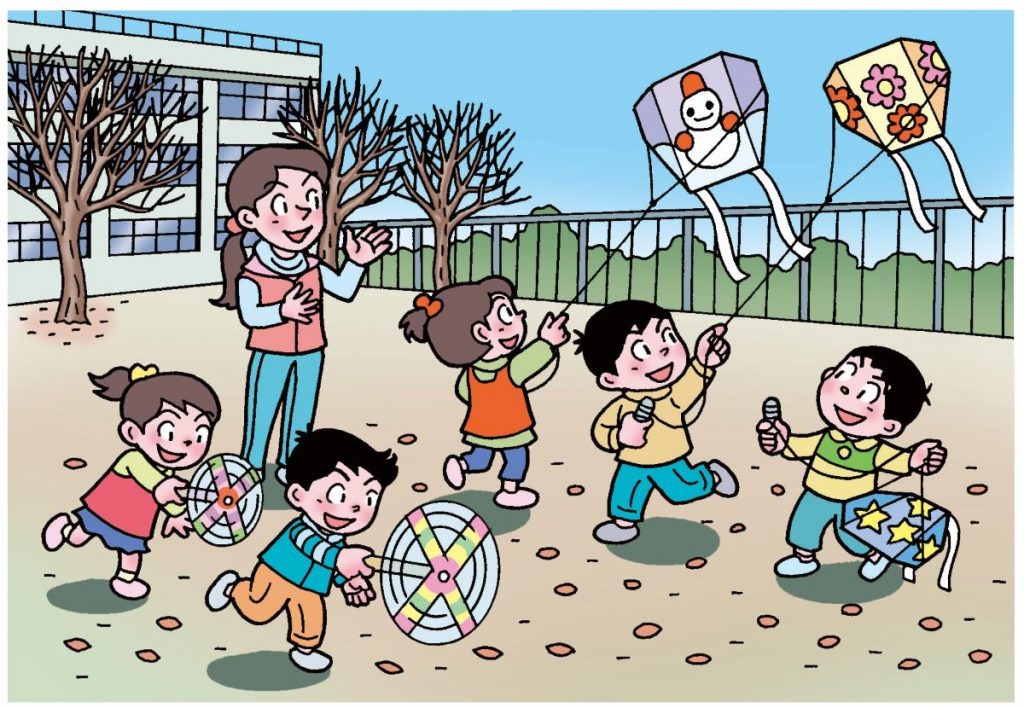 凧揚げ、風車など、自分たちで作った冬のおもちゃを使って遊ぶ子供たち。