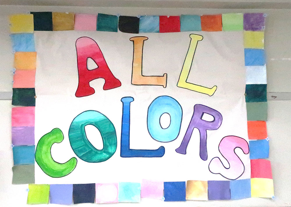 クラスの学級目標「ALL COLORS」に合わせて、子供たちの好きな色を飾りました