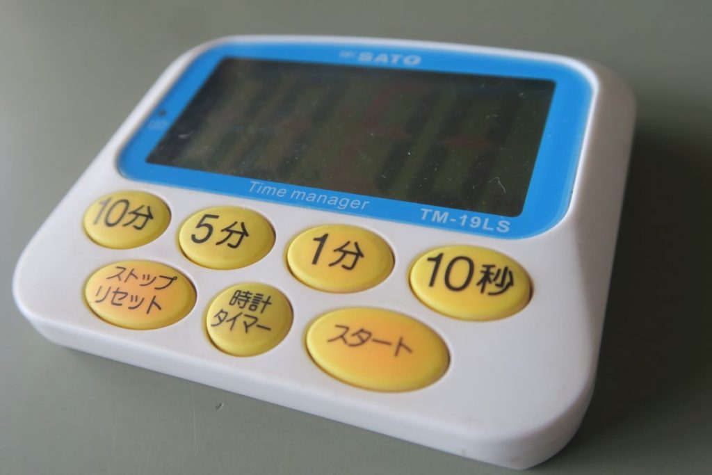 鈴木先生が長年愛用しているデジタルタイマー。「10秒ボタン」があることがポイント。