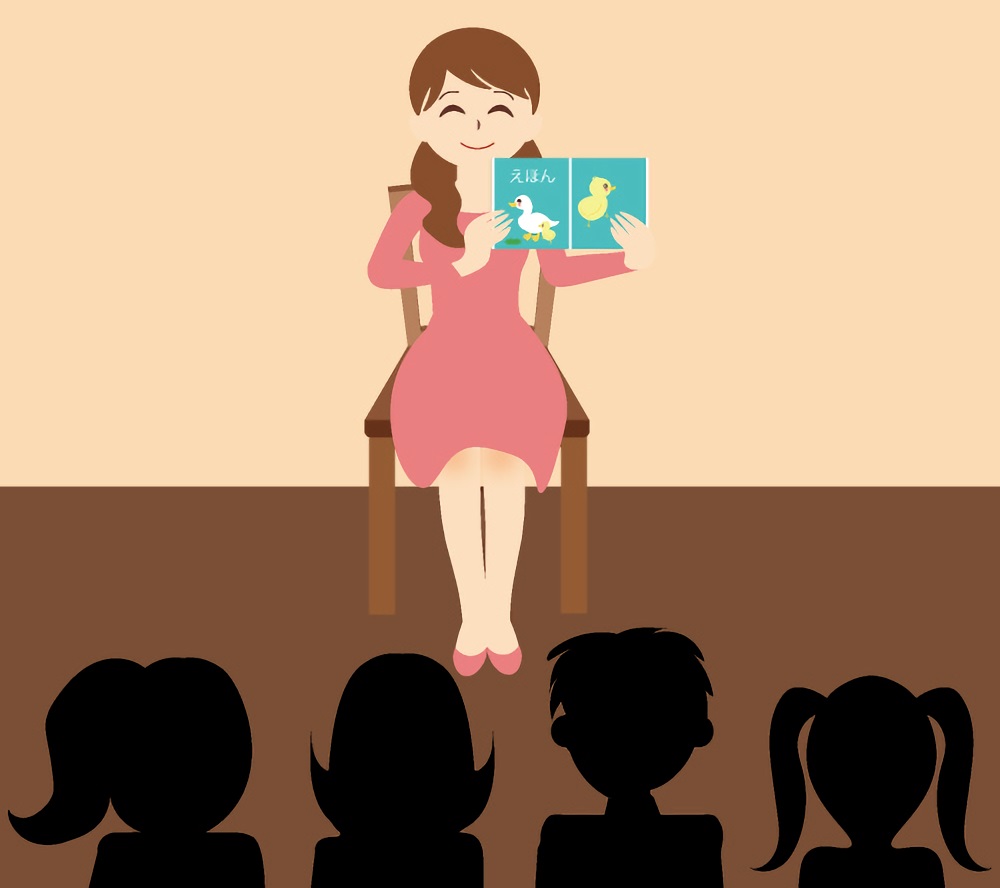 絵本の読み聞かせをする女性教師