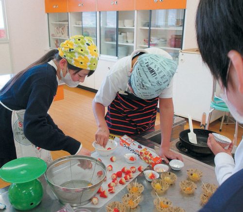 「6年生を送る会」でペア学年にクッキーをごちそうするために調理実習を行う。