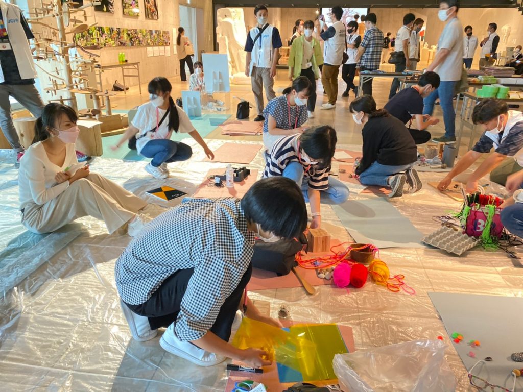 ヴァンジ彫刻庭園美術館で工作に取り組む子供たち（提供：一般社団法人三島青年会議所）
