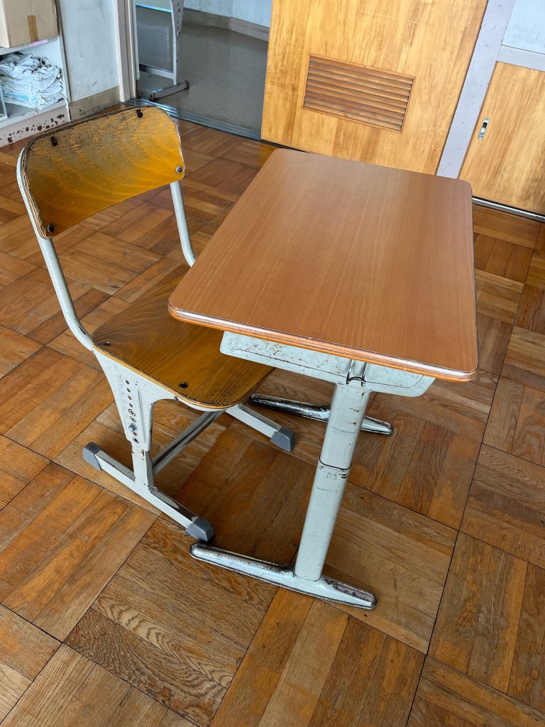 教室机机と椅子の写真