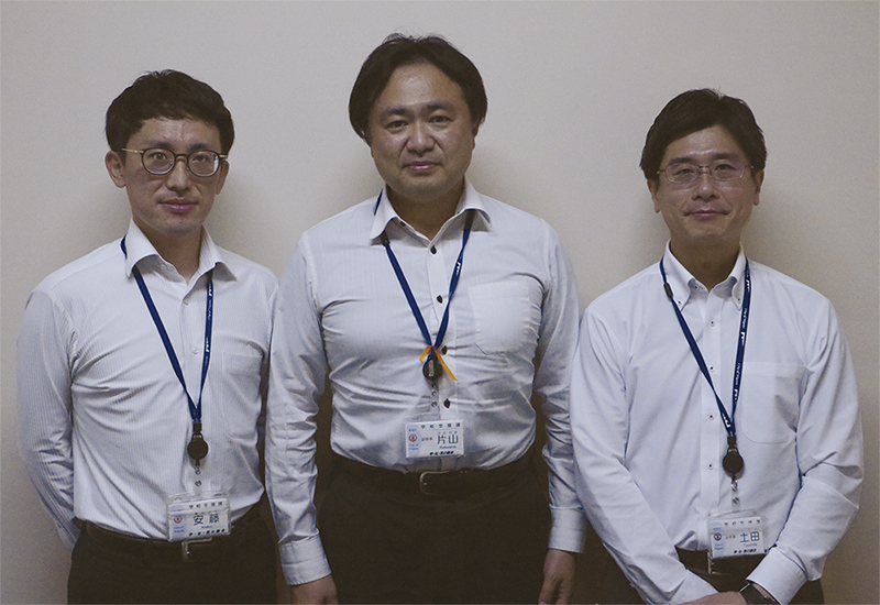 写真左より、新潟市教育委員会の安藤達郎指導主事、片山敏郎指導主事、土田知之指導主事。