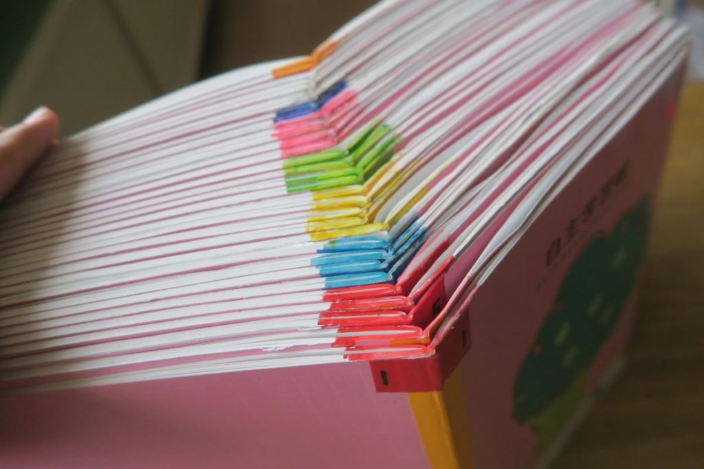 家庭学習したページを「開いたまま」ノートを提出することで、確認を速く行える。