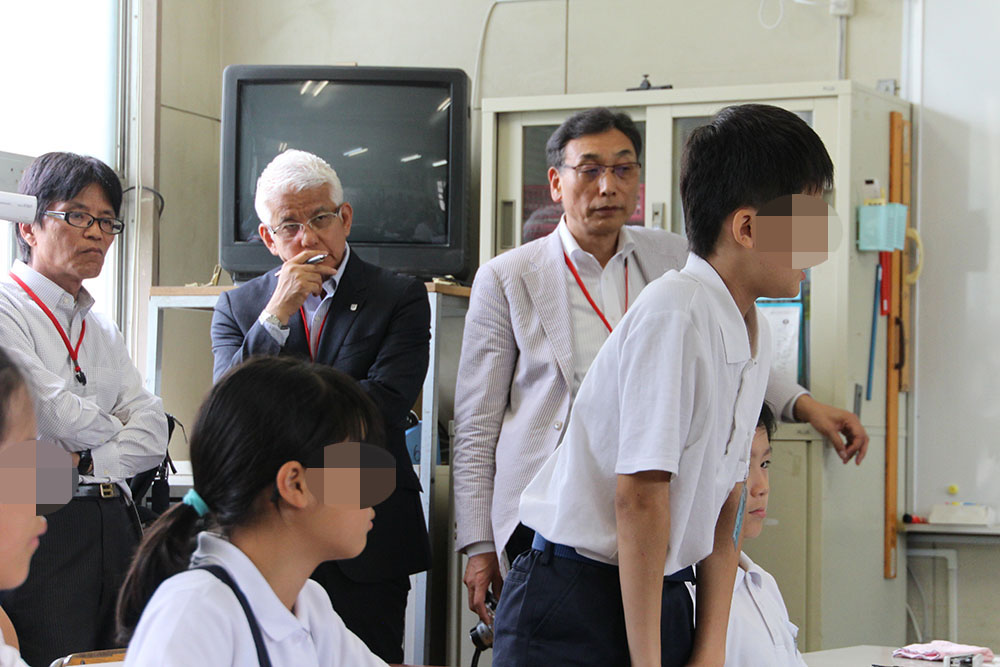 特別活動の研究授業でのひとこま。後方右から、杉田教授、脇田教授、大久保教諭。