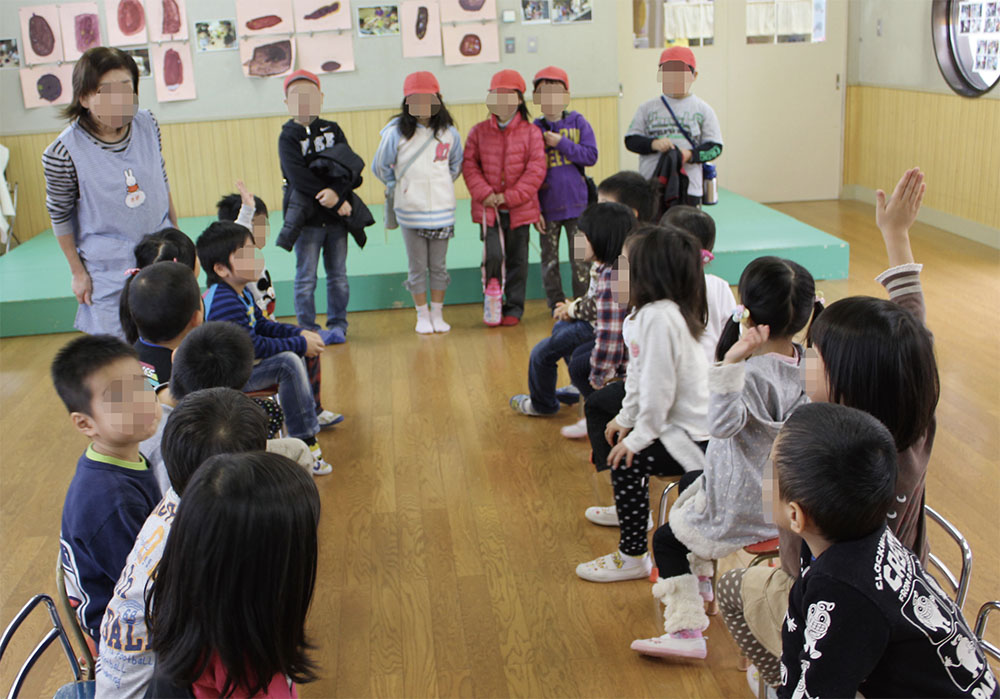 総合的な学習の時間に訪れた幼稚園で、園児たちから小学校についての質問を受ける子供たち。例えば、こんな場面で国語で培った言語力が生かされている。
