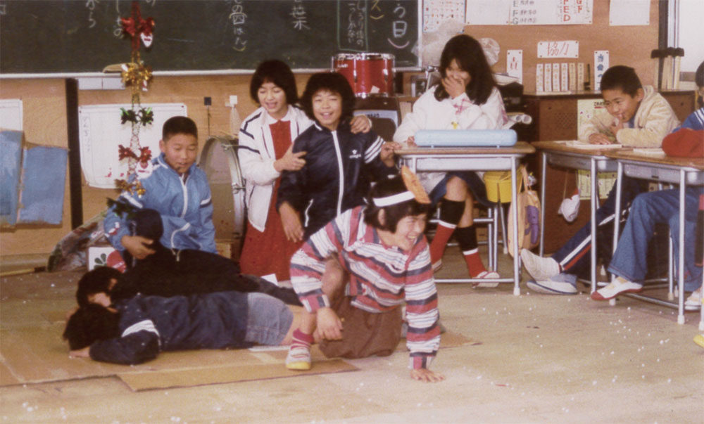 宇美東小学校時代の集会活動のひとこま。特別支援学級の子（写真中央）も一緒にクリスマス会で劇を発表した。