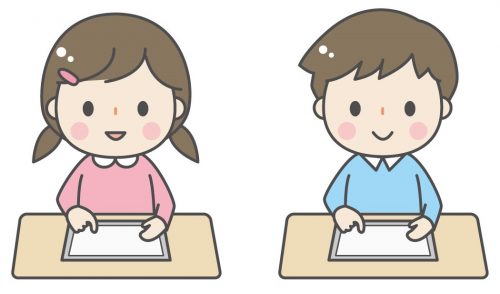 タブレットを使って、デジタル紙ペンゲームで対戦する子供。