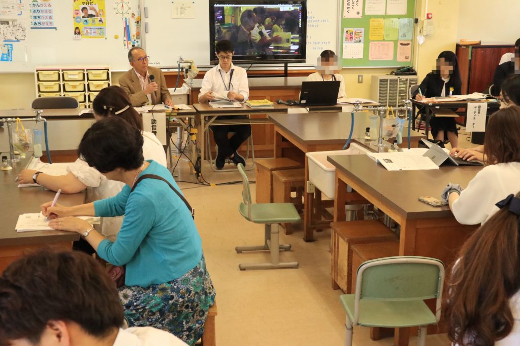 協議会で、子供の姿に寄り添いながら山崎教諭の授業づくりを評価。さらに、ICT活用のポイントや、今、求められている授業·単元づくりの考え方についても説明していく嶋野道弘先生（写真左）。