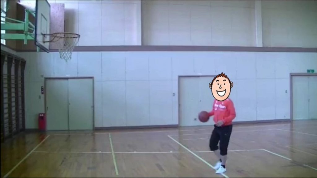バスケットに挑戦する動画