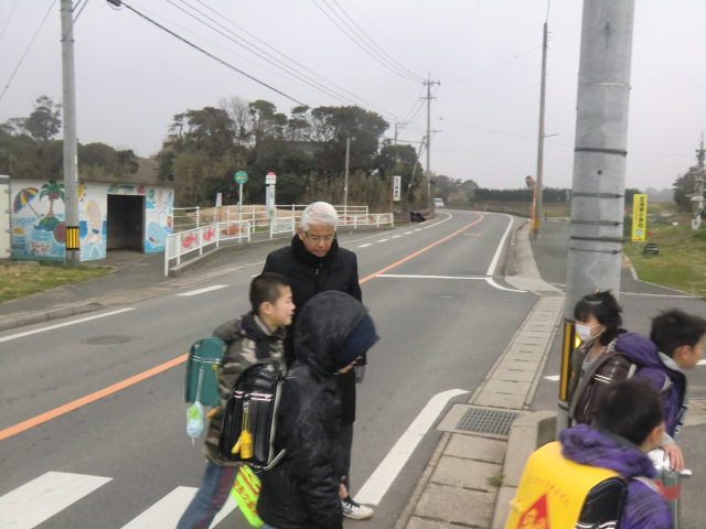 冬の１月も学校下の交差点で子供を迎える脇田。玄界灘から吹く北風が体にこたえた。