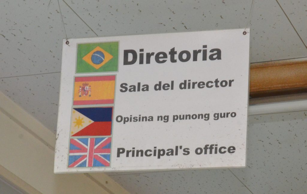 外国につながる校内の様々な言語の写真