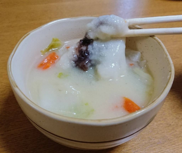 香川県で一般的に食べられる白味噌にあん入りのお雑煮