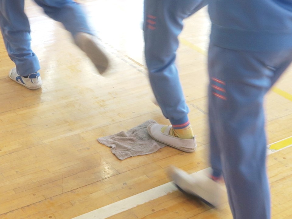 固くしぼった雑巾を床に置いておき、毎回、跳ぶ前に踏むことでグリップ力が持続。