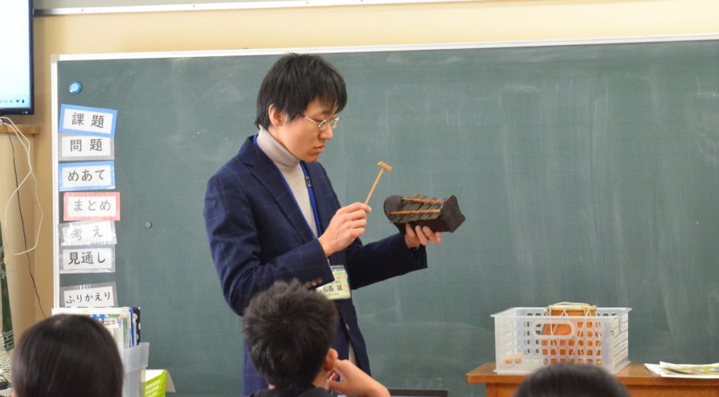 松長先生が楽器を鳴らしている写真