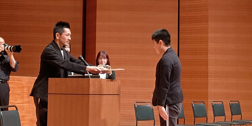 校長の「はやとかげ」こと林隼人さんから卒業証書を受け取る卒業生