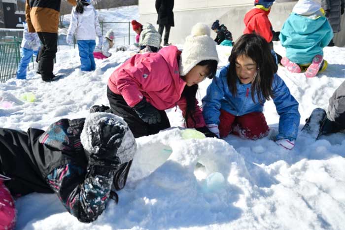 図画工作科　ひかりのプレゼント〜氷バージョン　雪山をつくって氷を乗せる子供たち