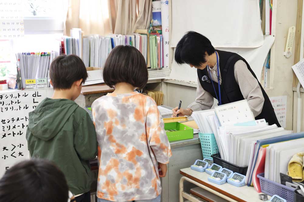 子どもたちは、コグトレプリントができると井阪先生のところへ見せに行く。