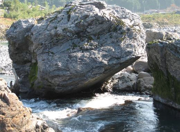 川に出かけたときに気を付けたいポイント
大きな岩やかべに水の流れがぶつかるところ