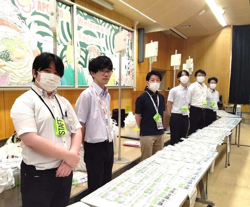 受付に並ぶ香川大学の学生さんたち