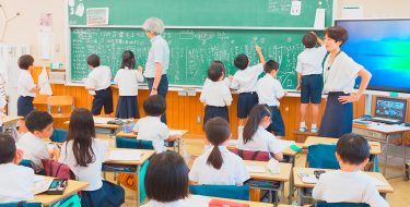 チョークリレーをする小笠原学級の子供たち