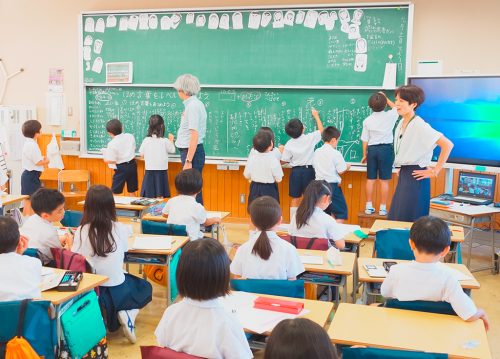 チョークリレーをする小笠原学級の子供たち