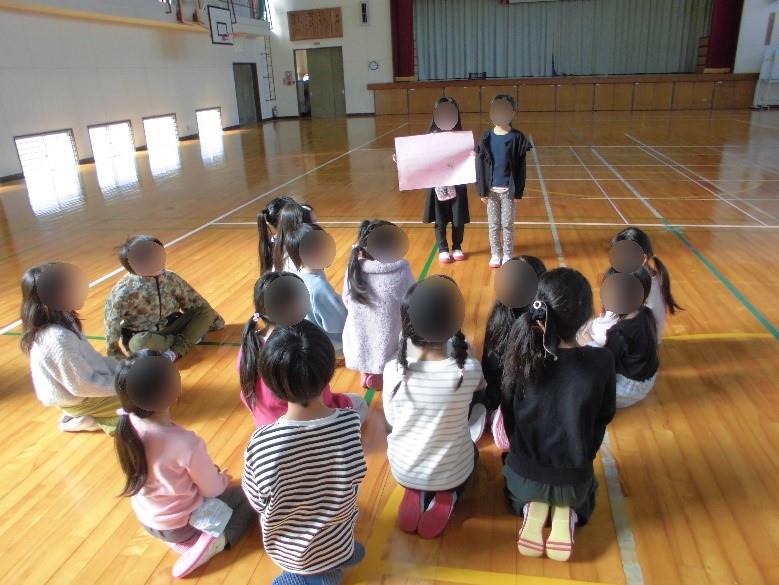 １日入学で新１年生と体育館で遊ぶために説明している姿。