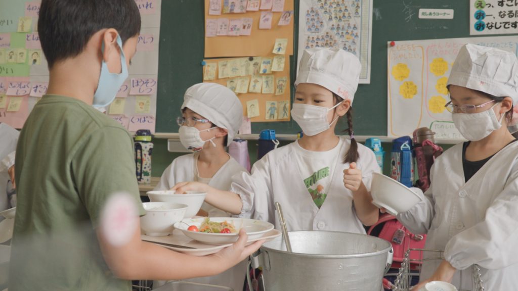 小学校それは小さな社会の場面