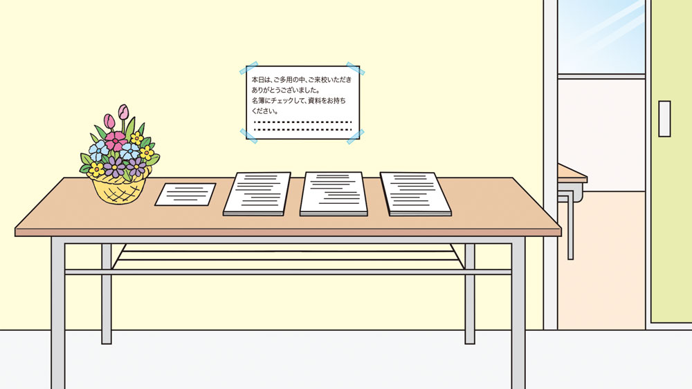 教師と保護者、保護者同士のよりよい関係を構築する保護者会の工夫【主体的に生きる力を育む学級経営の極意⑫】 保護者会用に教室の入り口付近の廊下に長机の上に小さなアレンジメントフラワーと資料が置いてある様子