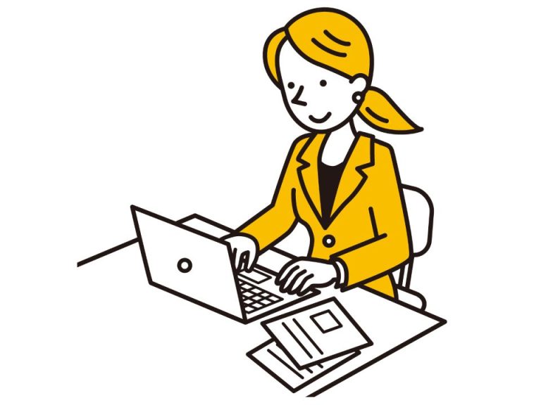 通知表作成の事前準備でデータをまとめる女性教師