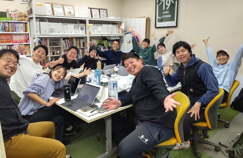 真剣な話し合い中、カメラを向けたら元気一杯のポーズをしてくれた花メンスタッフ