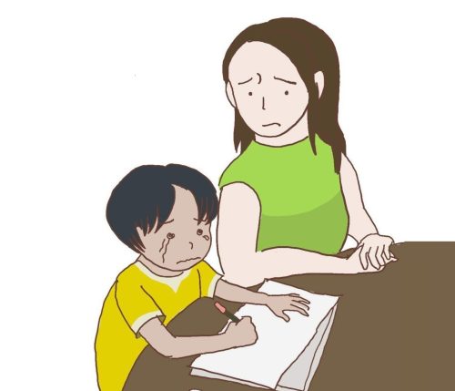 母親の前で夜遅くまで宿題をする子供